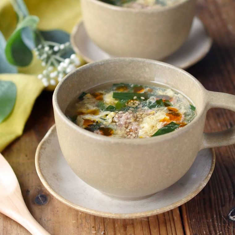 スープカップに入った卵のニラたまスープ