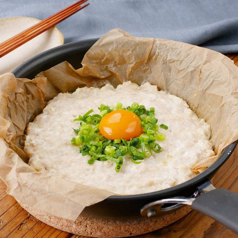 フライパンに入ったふわふわ豆腐つくね