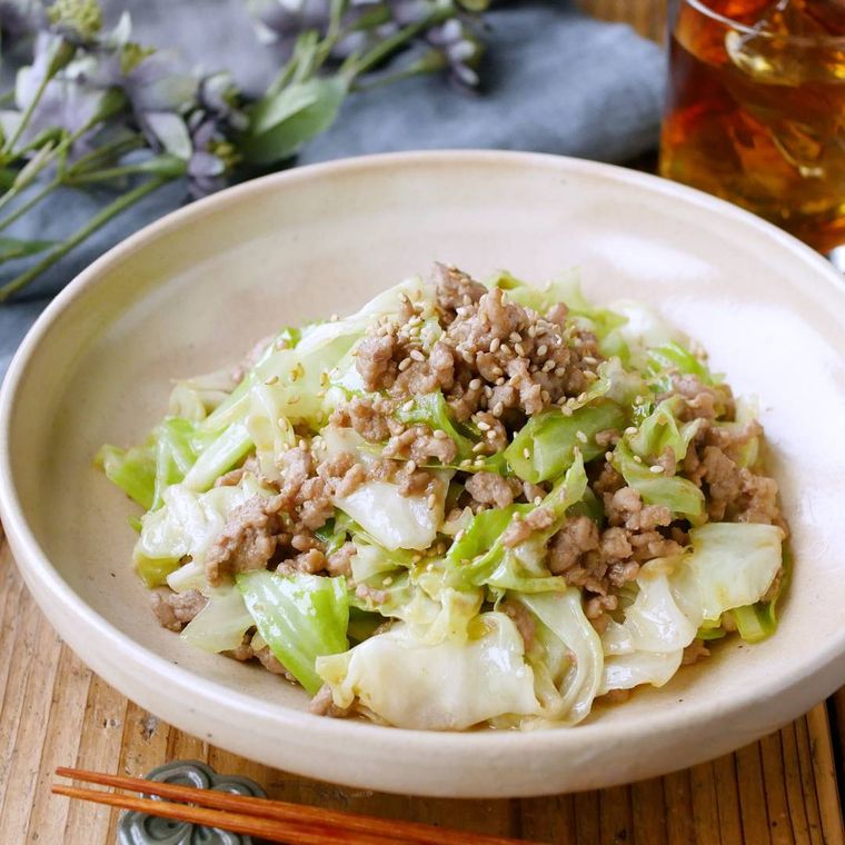 白い器に盛り付けられた豚ひき肉とキャベツのみそ炒め
