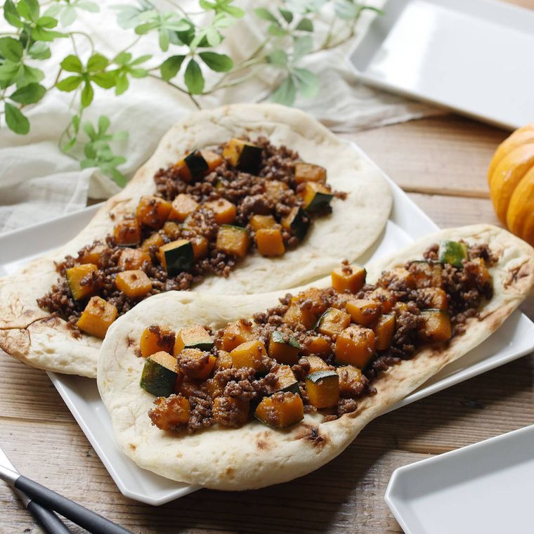 ナンの上に盛りつけられた甘辛そぼろとかぼちゃのソテー