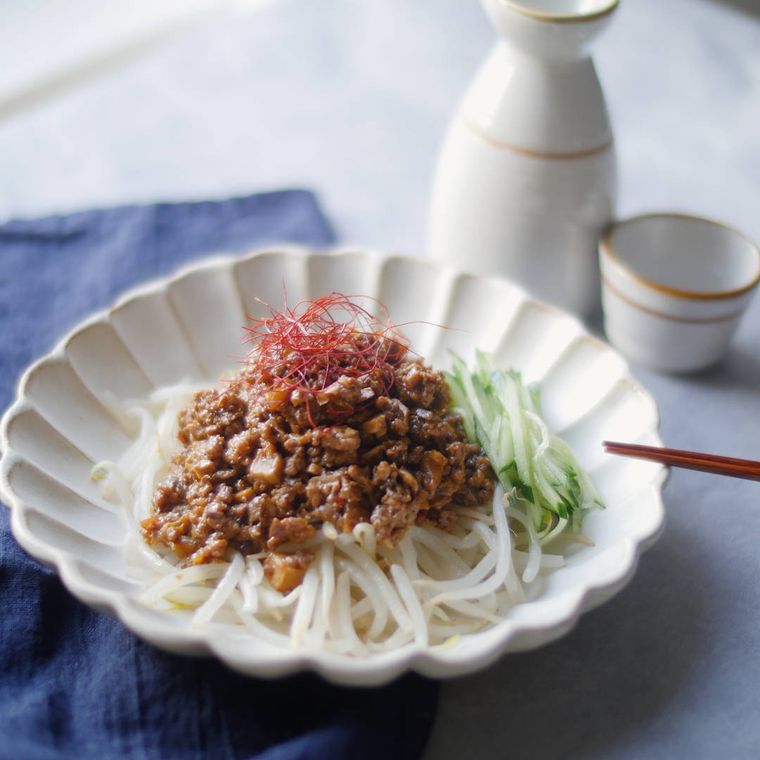 白い皿に盛り付けられたジャージャーもやし