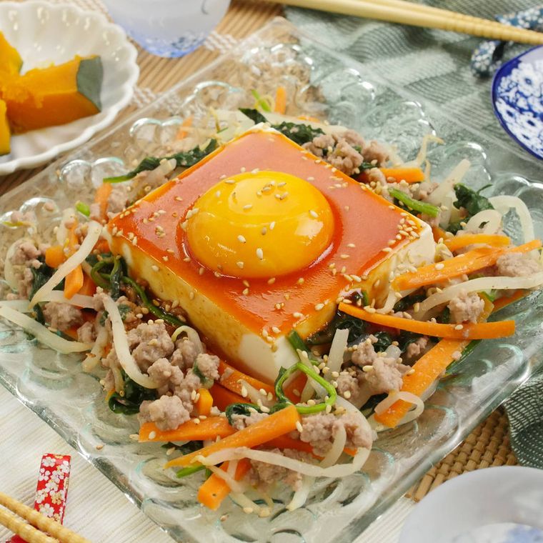 ガラスの皿に盛りつけられたピリ辛ひんやりビビンやっこ