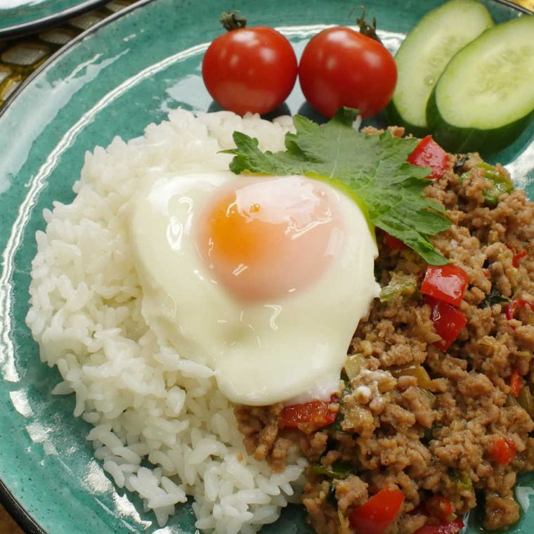青い皿に盛り付けられた和風ガパオライス