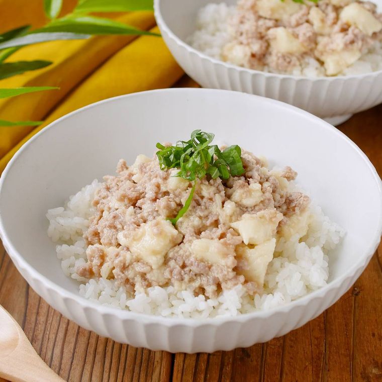 ひき肉とたたき長芋の丼
