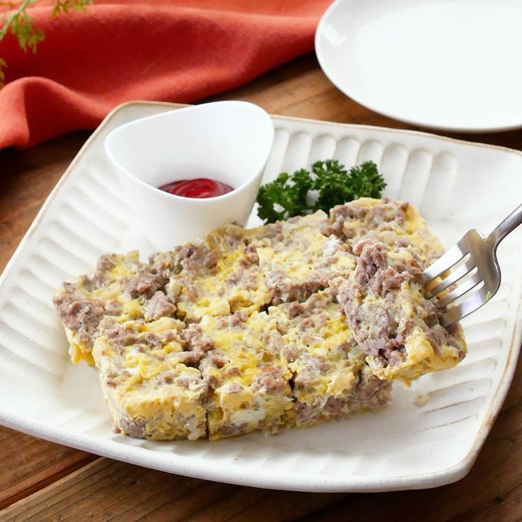 四角いプレートに盛りつけられたミートオムレツ