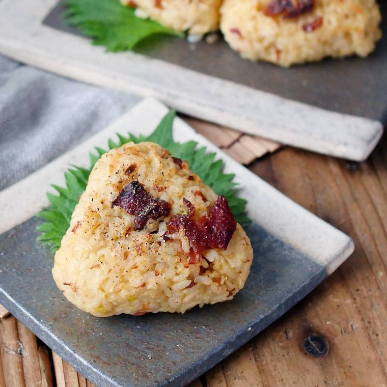 四角い小皿に大葉を敷いてのせた親子焼きおにぎり