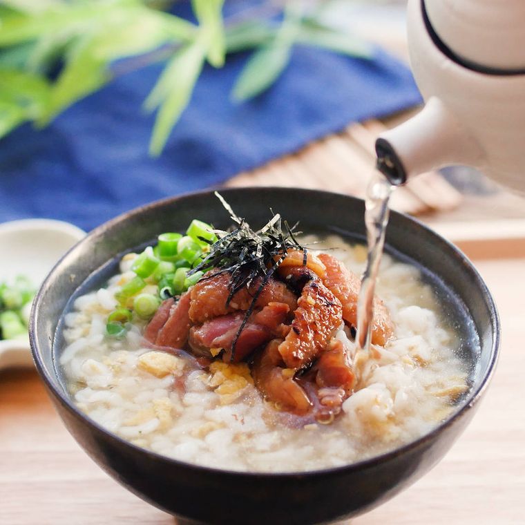 焼き鳥缶お手軽ひつまぶしに出汁を注いでいる様子