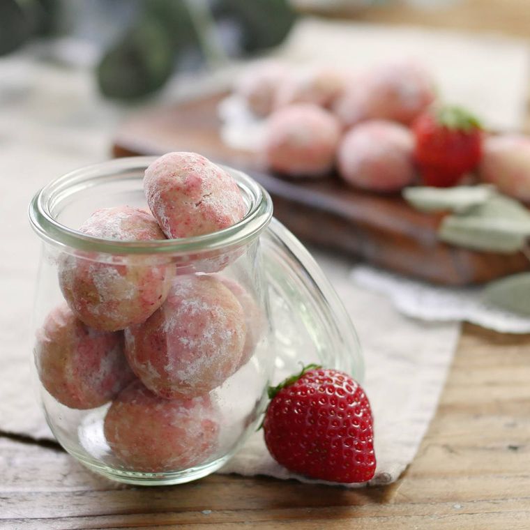 瓶に入ったいちごスノーボールクッキー