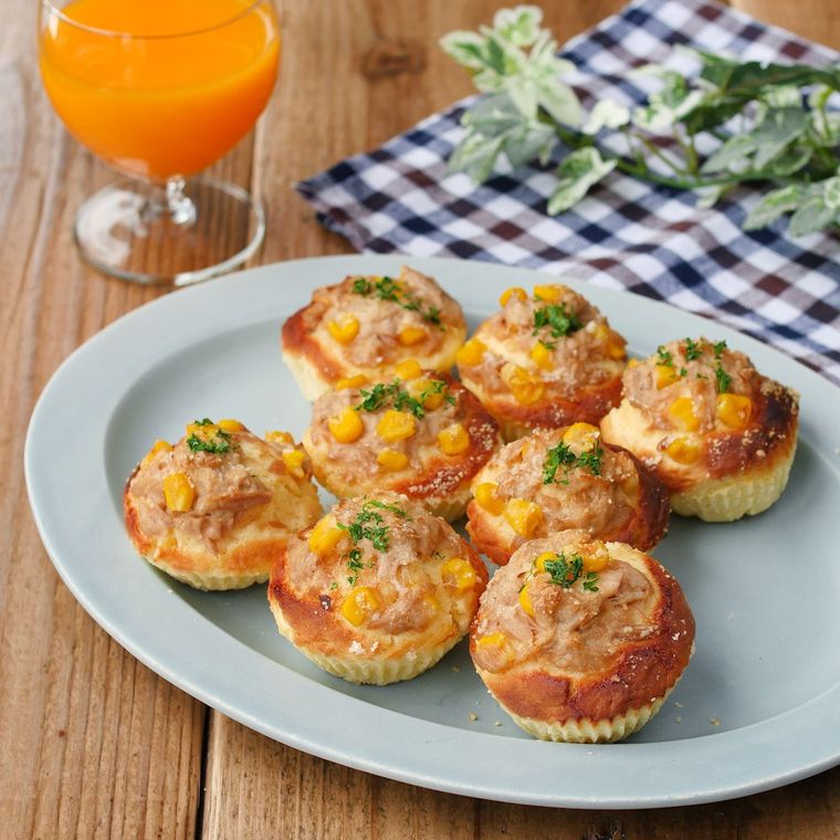 淡いブルーの皿にたくさん並べられたひとくちツナマヨパン