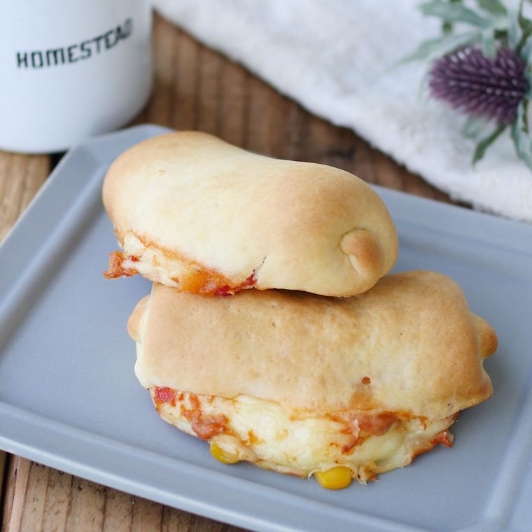 淡いブルーの角皿にふたつ盛られたくるくるピザパン