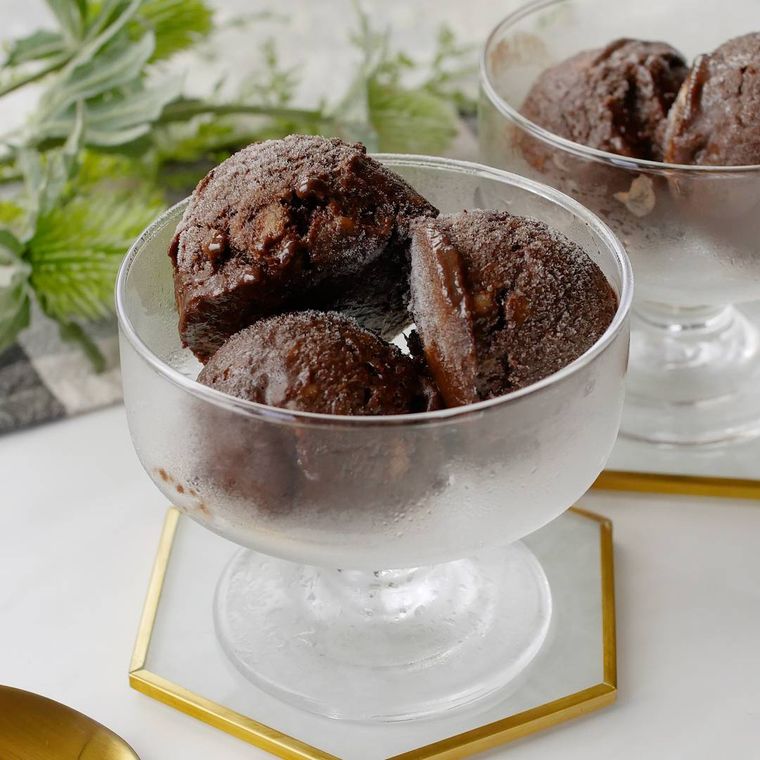 グラスに盛り付けられたバナナのチョコアイス