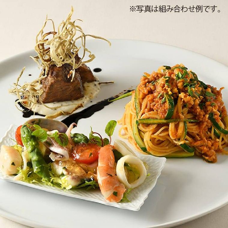 おさらの上にパスタと前菜、お肉がのって置いてある