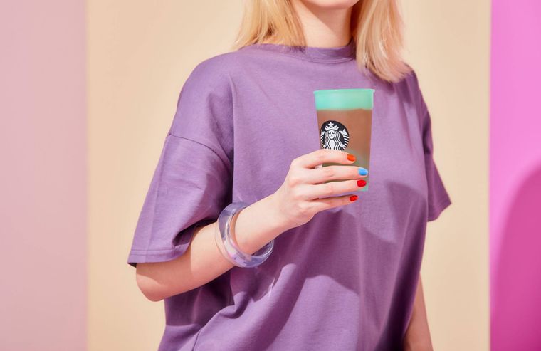 本日発売!スタバオンライン限定カップはドリンクを入れると色が変わる…?の画像