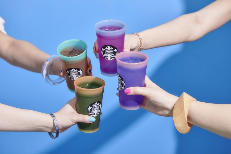 本日発売!スタバオンライン限定カップはドリンクを入れると色が変わる…?の画像
