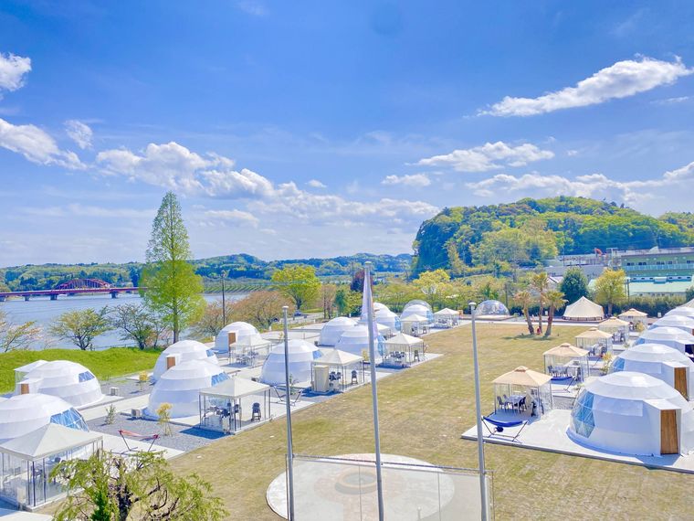 校庭にテント!? 小学校をリノベした「高滝湖グランピングリゾート」が千葉県にオープンの画像