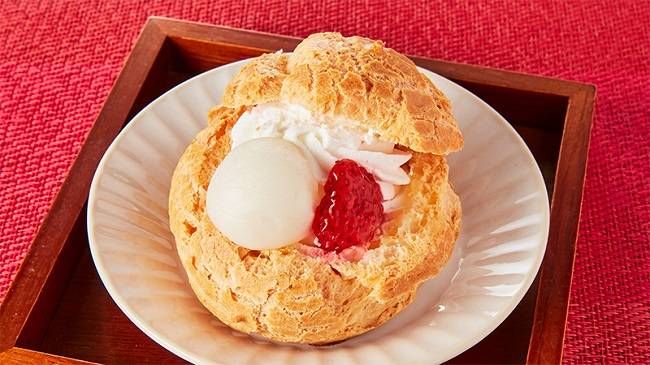 100円ローソンに「わっ!苺と白玉のぜんざいシュー」が登場!和洋の垣根をこえた贅沢スイーツの画像