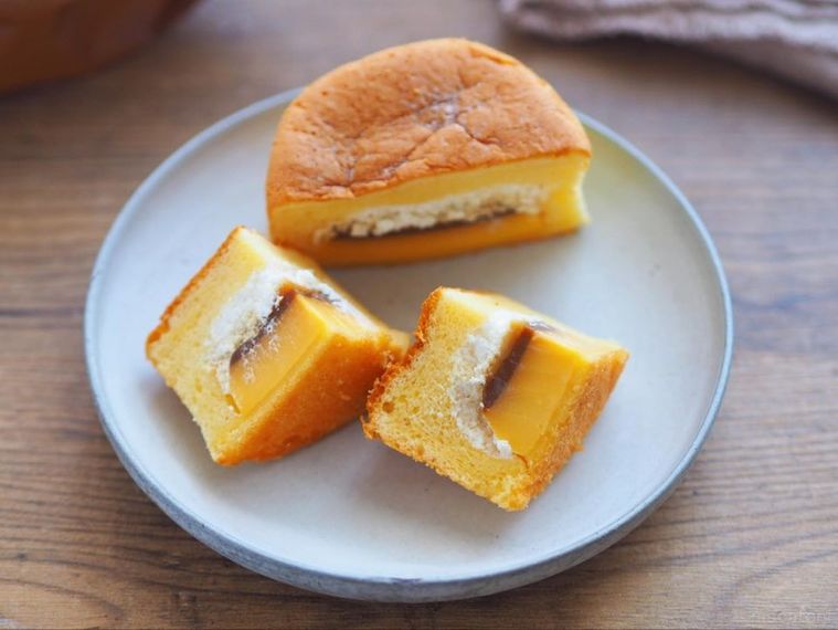 カットして皿に盛られたパンケーキにプリン入れちゃいました