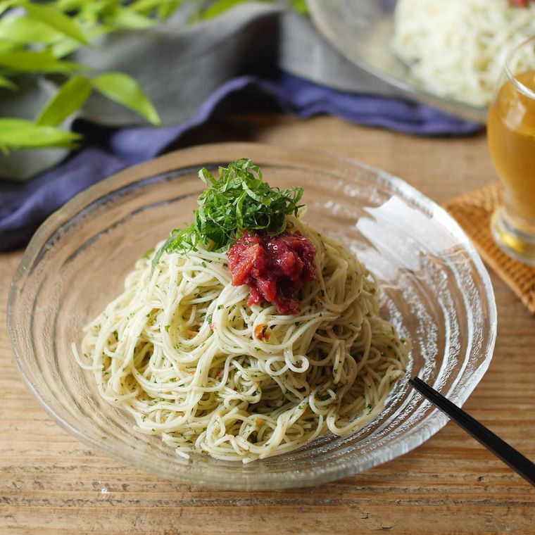 お皿に盛られた冷製パスタがテーブルに置かれている