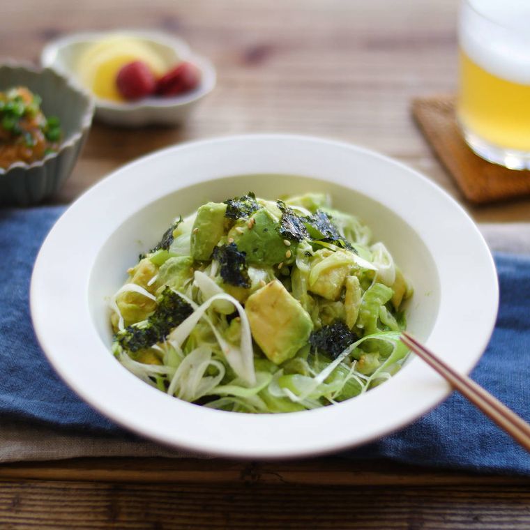 深皿にアボカドのねぎ塩ナムルが入っている