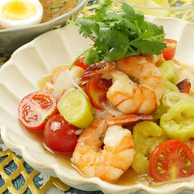 器になすとエビのエスニック風サラダが入っている