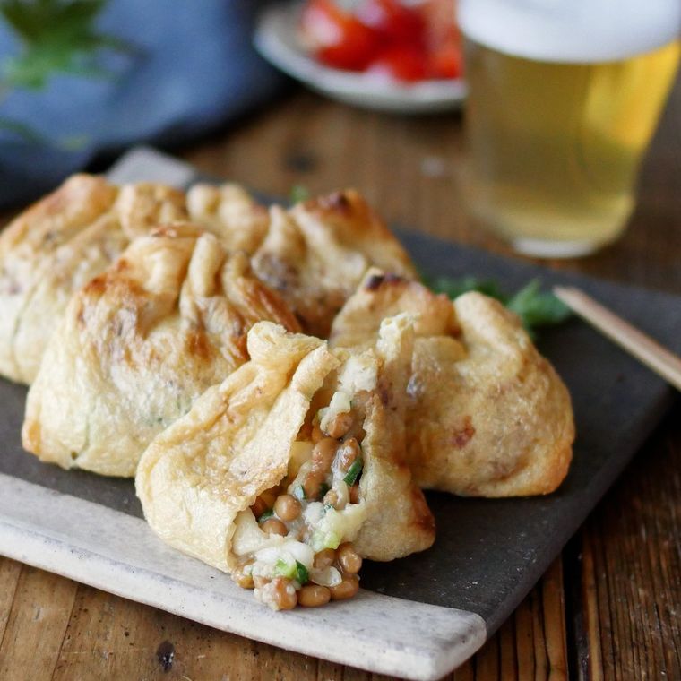 角皿に納豆とねぎのきつね焼きが入っている