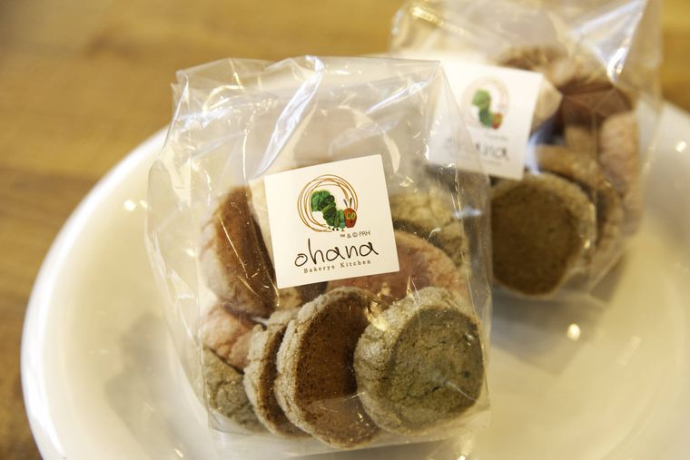 世界初「はらぺこあおむしコラボベーカリー」が東京にオープン!おしゃれな限定グッズも販売中の画像