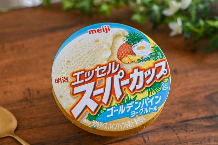 明治のエッセル スーパーカップ ゴールデンパインヨーグルト味のパッケージを斜めから