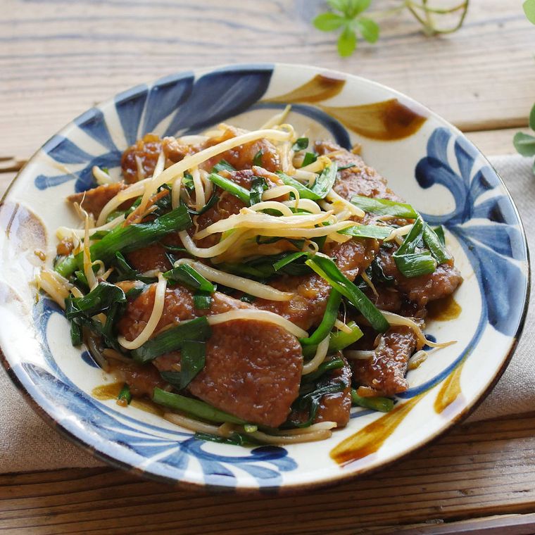 青と茶色の柄の皿に盛り付けられたレバニラ炒め