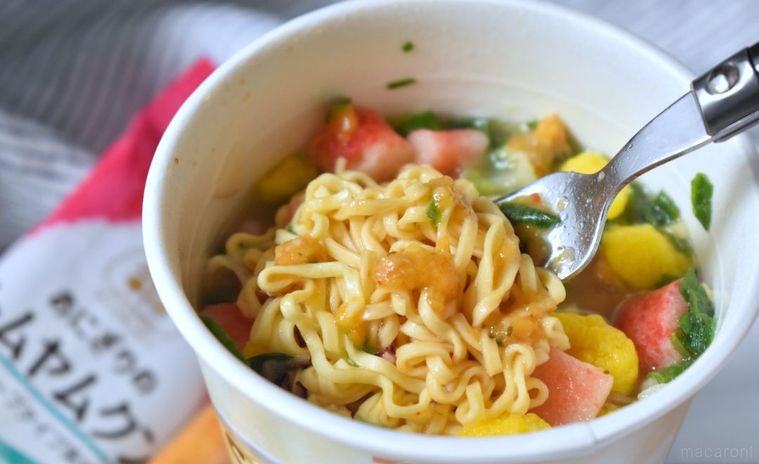 「おにぎりのトムヤムクン」を足して作ったカップ麺