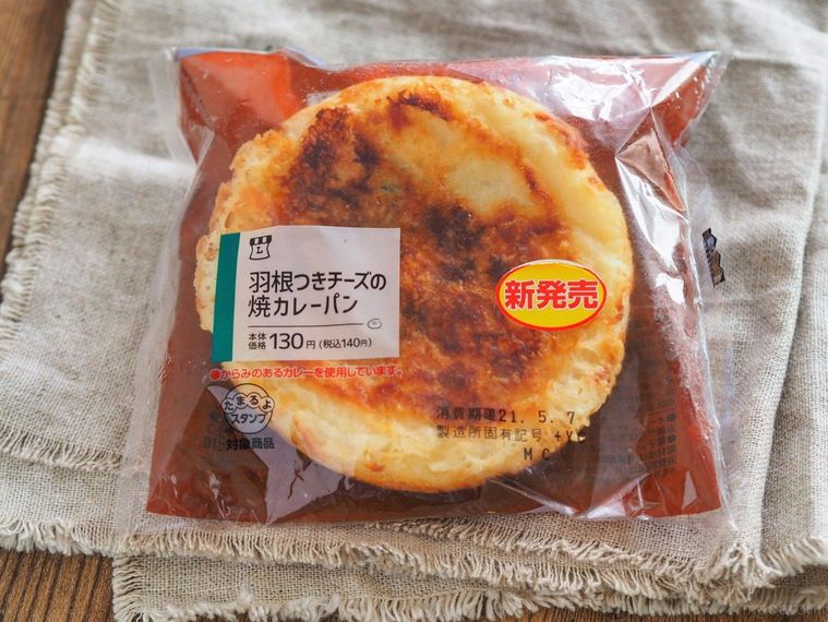 羽根つきチーズの焼カレーパンのパッケージ