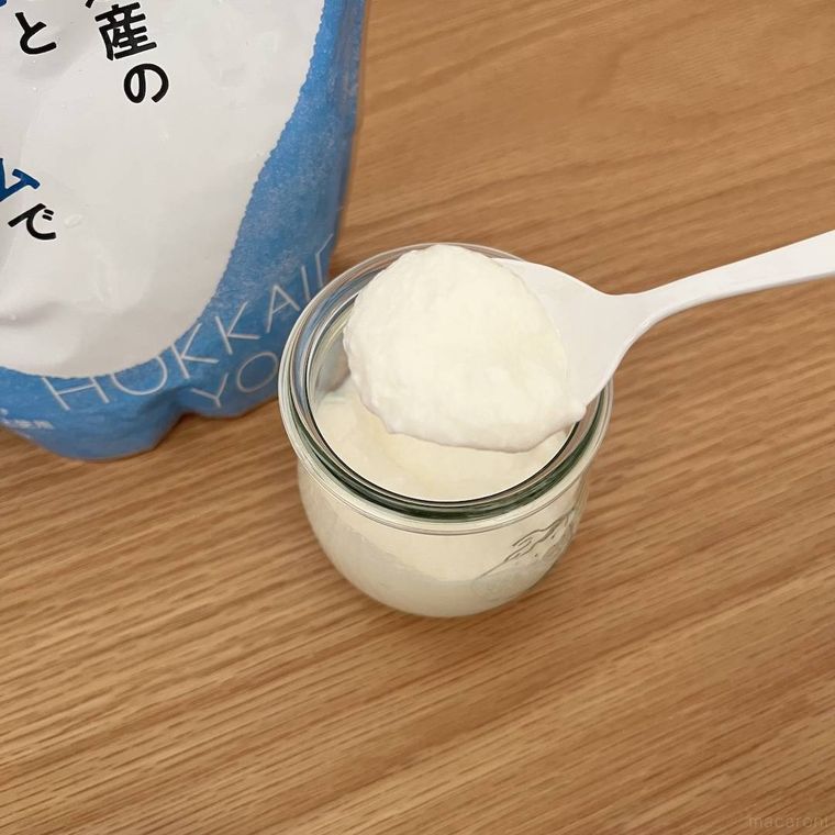 北海道産の生乳と生クリームでつくったヨーグルトをスプーンですくっている
