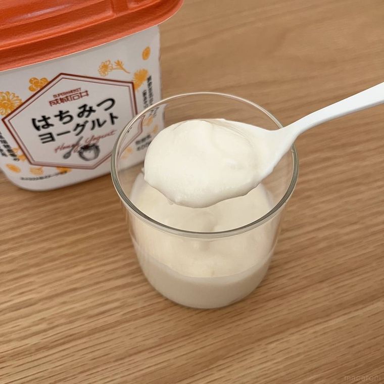 はちみつヨーグルトをスプーンですくっている