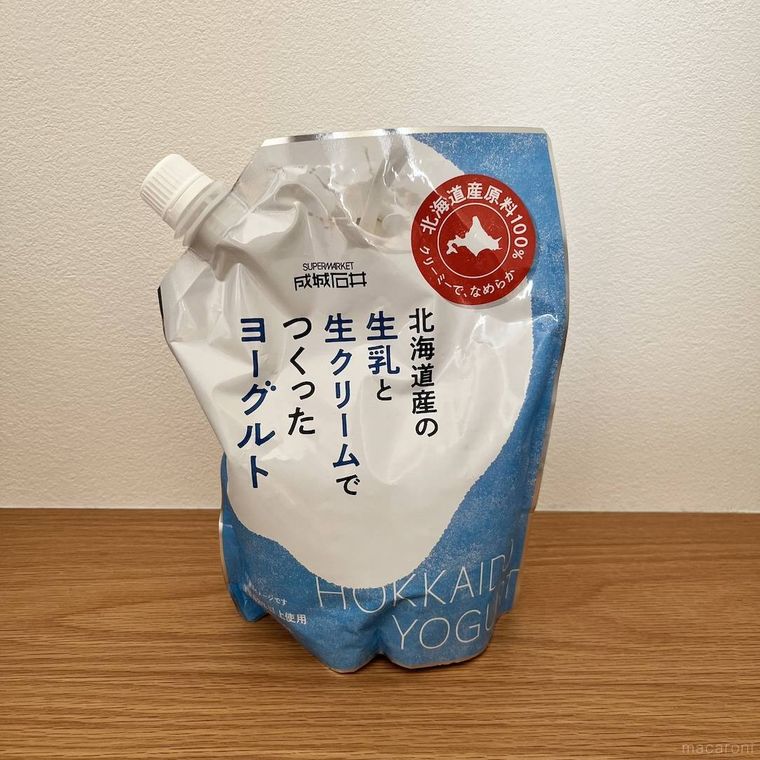 北海道産の生乳と生クリームでつくったヨーグルトがテーブルに置かれている