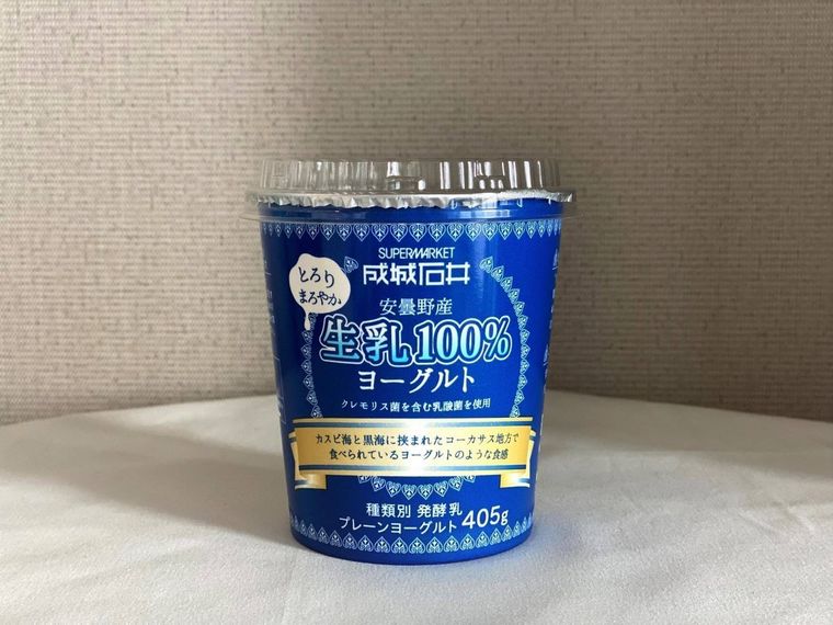 安曇野産 生乳100ヨーグルトがテーブルに置かれている