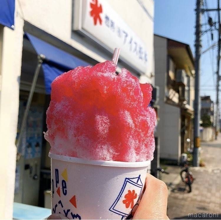 発泡スチロールのカップに盛られたアイス松本のいちごかき氷