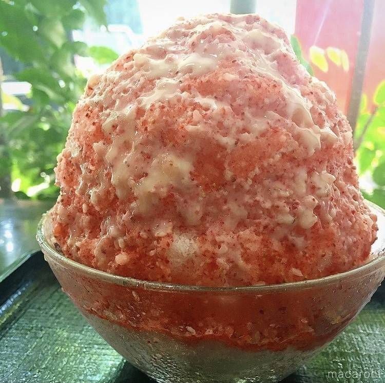 ガラスの器に盛られたいっぷく処 古の花のいちごミルク