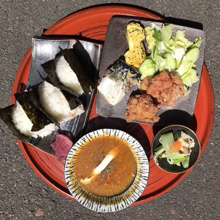スープカレーと合わせる新感覚ランチ。おむすびランチ専門店「美味むすびuma」が銀座にオープン!の画像