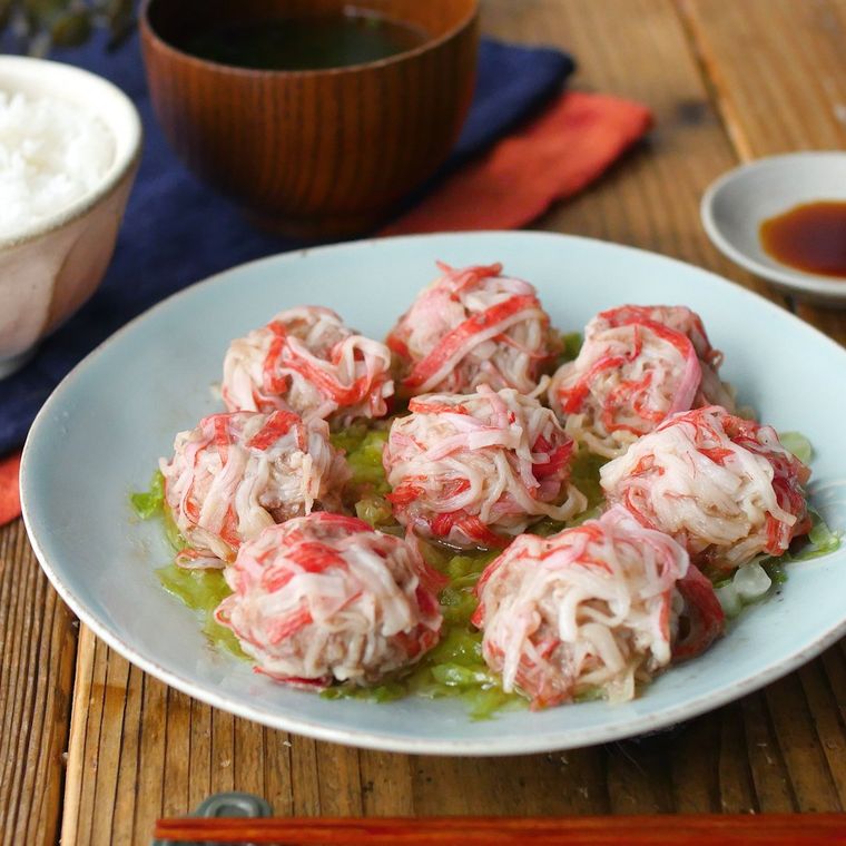 水色の器に盛り付けられたカニカマしゅうまい