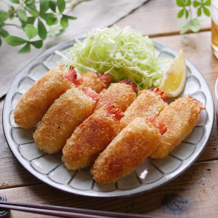 グレーの器に盛り付けられたなんちゃってエビフライ