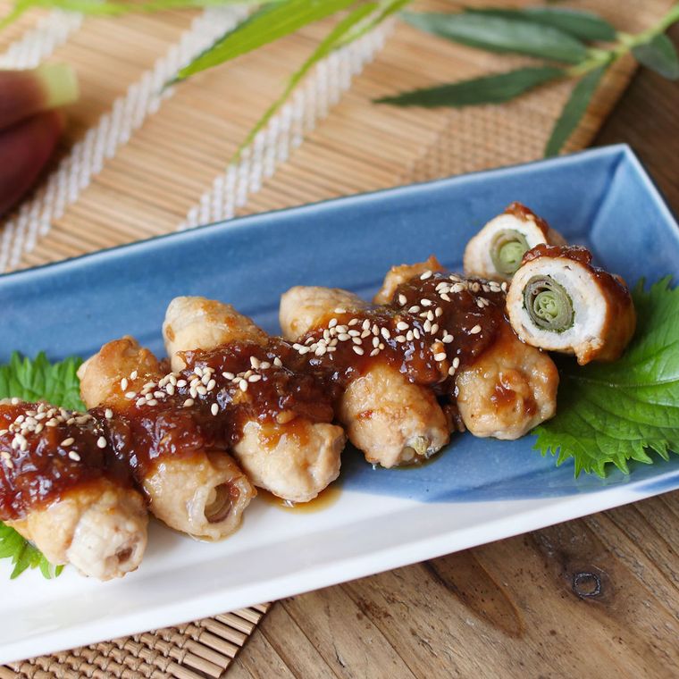 角皿に盛りつけた肉巻きみょうがの梅照り焼き