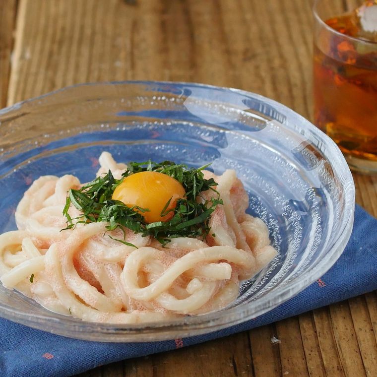 ガラスの器に盛りつけた冷やし明太子うどん