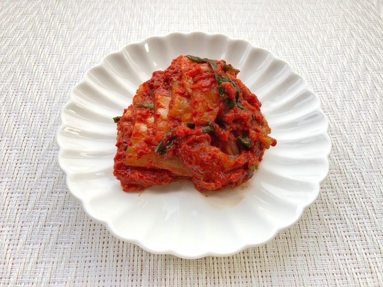 皿に盛り付けたキムチ