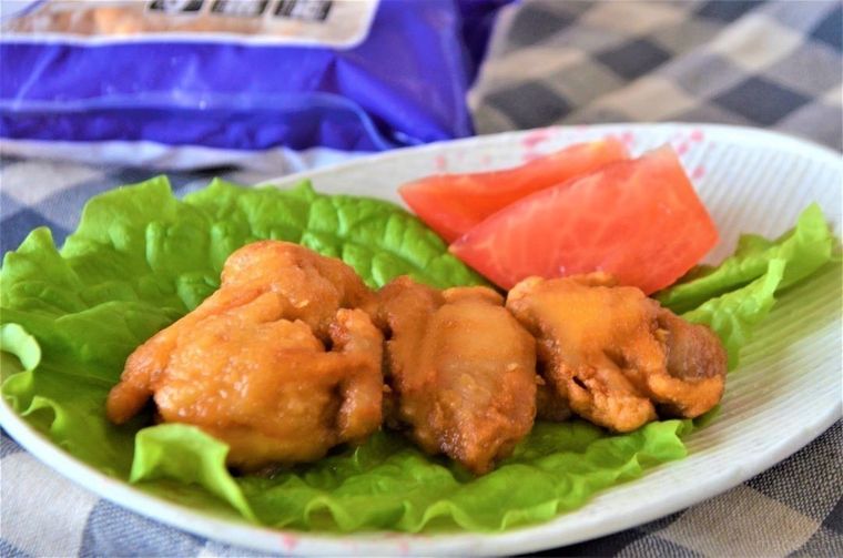 お皿にのせた野菜と鶏もも唐揚げ