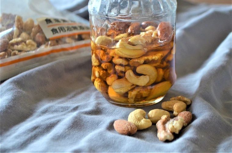 瓶に入ったはちみつ漬けのミックスナッツ