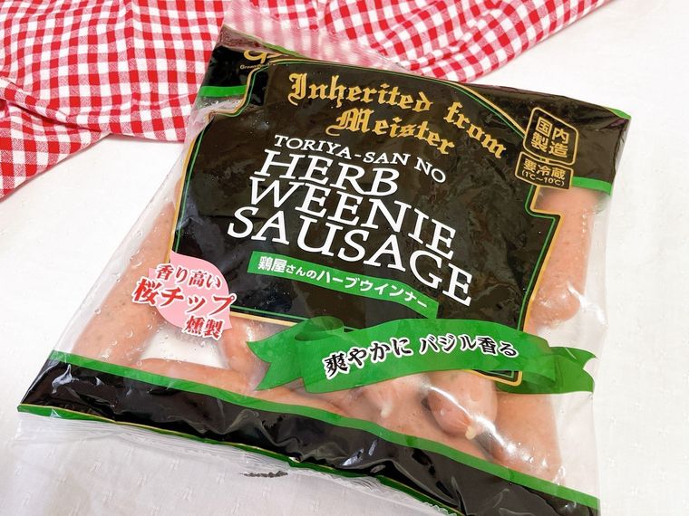 黒と緑色のパッケージに入ったウインナー