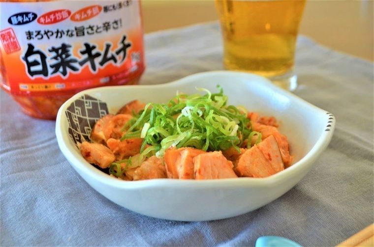 お皿に盛ったキムチの和え物