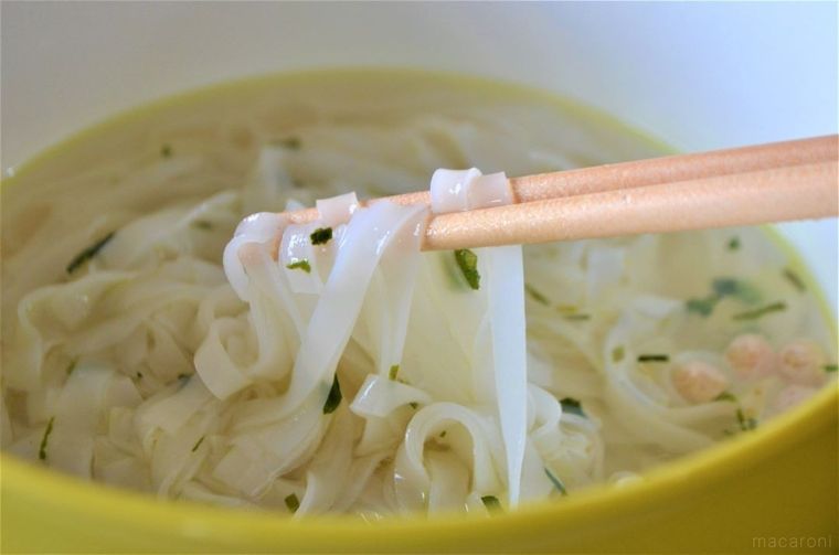 フォーチキン味の麺を箸で持っている様子