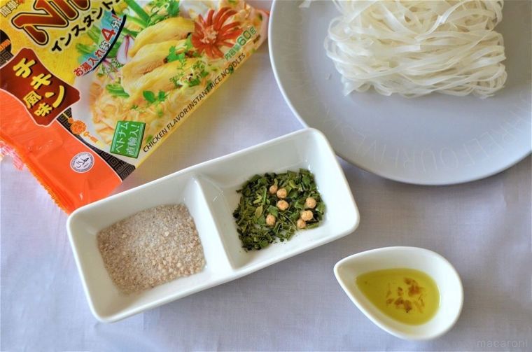 お皿にのせたフォーチキン味の調味料