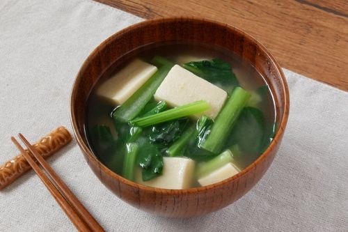 ヘルシーだけど食べ応え満点 高野豆腐の味噌汁レシピを紹介 Macaroni ヘルシーだけど食べ応え満点 高野豆腐の味噌汁レシピを紹介 Macaroni