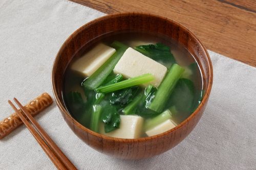 ヘルシーだけど食べ応え満点 高野豆腐の味噌汁レシピを紹介 Macaroni